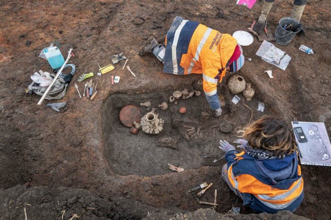 العثور على قبر استثنائي لطفل يعود  إلى 2000 سنة أسفل مطار في فرنسا!